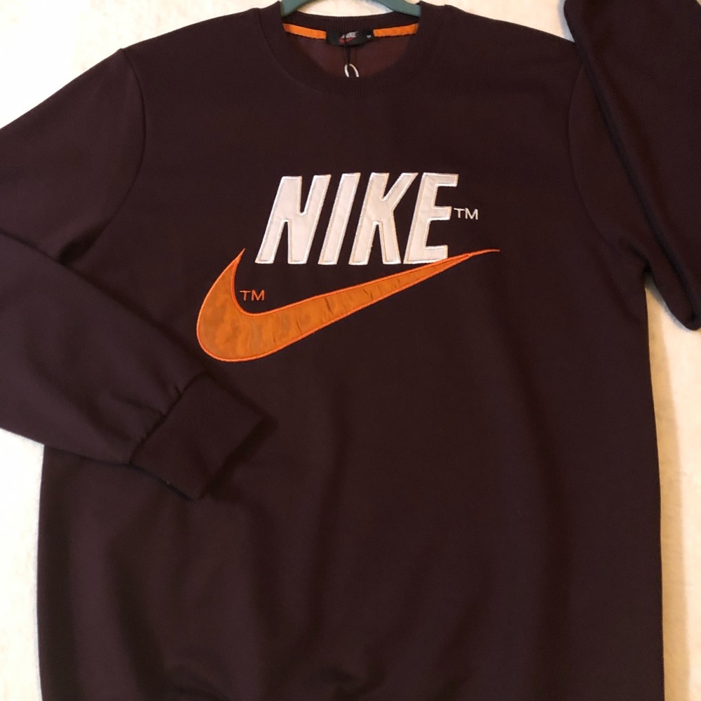 NIKE SWEATSHIRT.